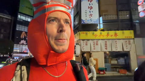 jakenbakeLIVE gets a drink thrown in his face while livestreaming in Tokyo