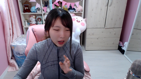 Velvet_7 lost 220 + subscribers after Twitch falsely indefinitely banned her again