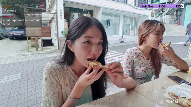 Worse tasting pizza ever! - Natto Pizza - 2 Korean female streamers can't eat what they baked