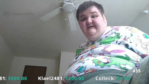 Airsoftphatty's "manager" repeatedly texts him during a livestream demanding that he keep streaming even though he wants to stop