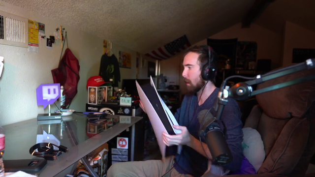 Asmongold doesn't get a controller with his PS5