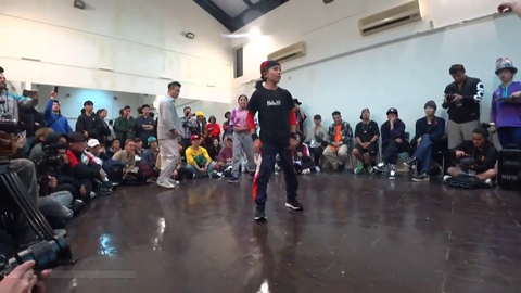 13 y/o kid smurfing in breakdance tournament