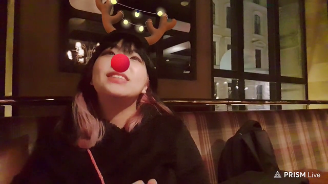 Secret stream sniper pays for streamer's meal and makes the waiter give her a gift