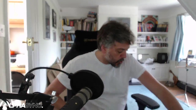 Iain Lee announces contract deal with Twitch