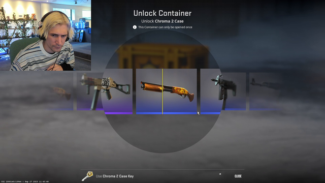 xQc opens knife in CS2