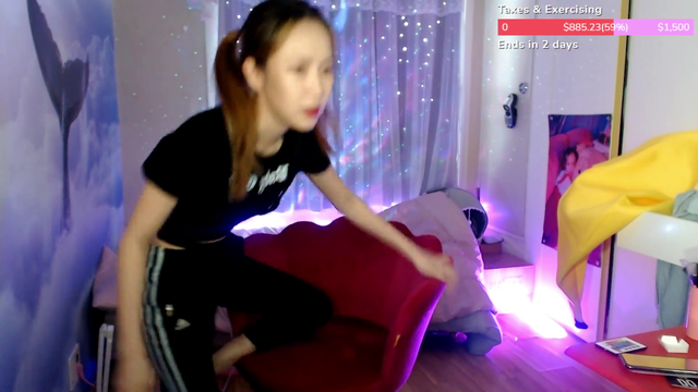Korean streamer too light to lower the chair