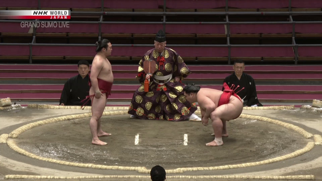 Amazing Sumo in a silent stadium.
