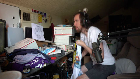Asmon tests out a new pillowcase