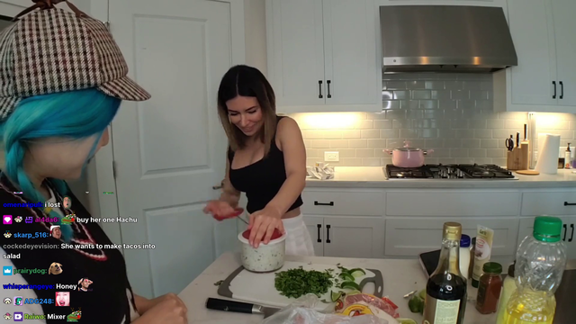 Alinity opens the lid