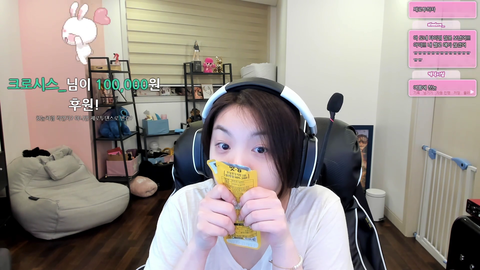 Kpop idol sings a capella after getting a big dono