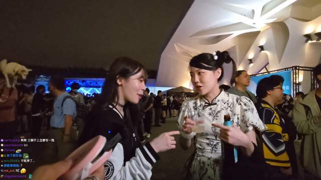 2 Woman 1 Kiss EZ Clap