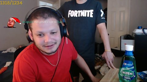 Lrobb and Mizkif test out the cam mic.