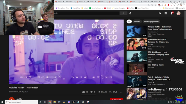 Mizkif forgot the purpose of headphones