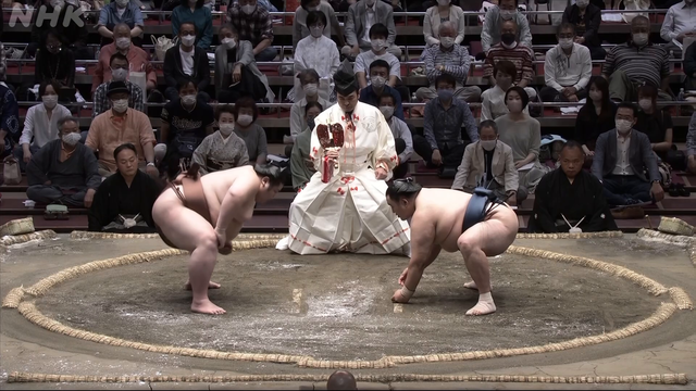 Intense Sumo match ends with a nasty fall