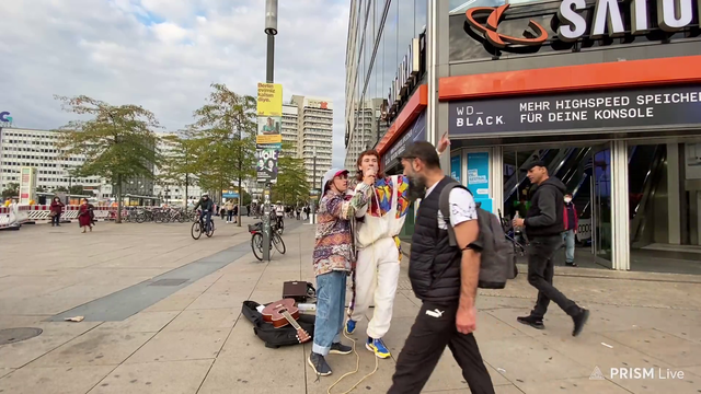 A guitar is stolen in the Livestream (Berlin) Nobody cares :-)