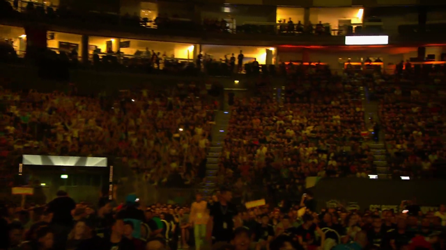 CSGO crowd does the wave
