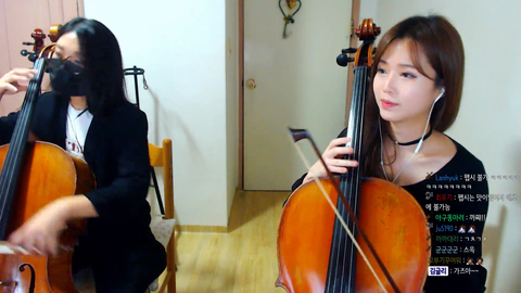 2 cellists play the Pirates of the Caribbean theme song
