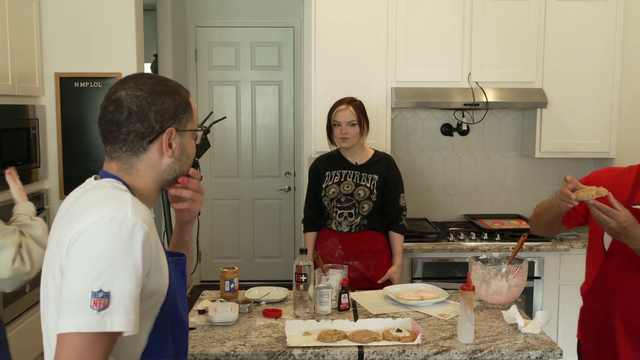 Erobb and Nick try a cookie