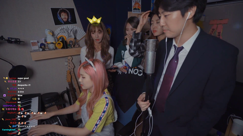 Korean Streamer HAchubby playing piano not knowing the song