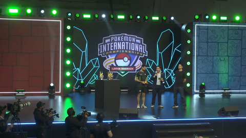 MartoGalde tells Pokémon Go developers Niantic to fix their game on stage during the Grand Finals of the Latin American International Championship. 