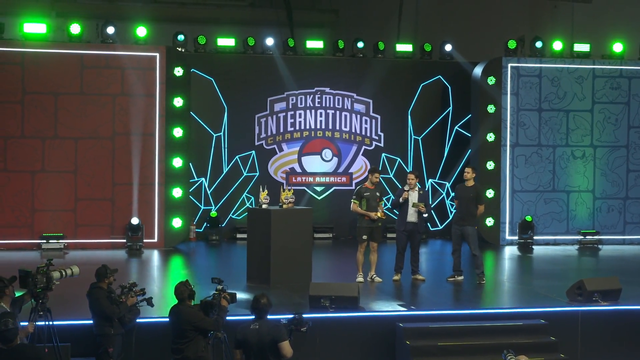 MartoGalde tells Pokémon Go developers Niantic to fix their game on stage during the Grand Finals of the Latin American International Championship. 