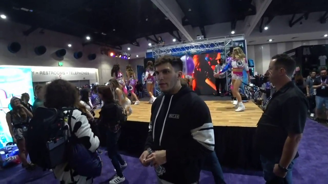 Amouranth Mod defends her from squadW Shamelessness