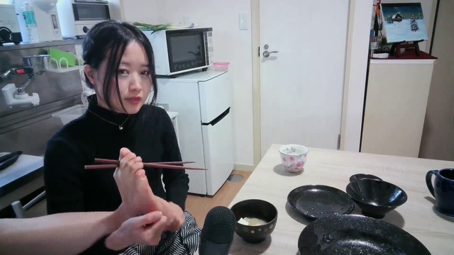 Mino56 Eats Using Chopsticks With Her Toes
