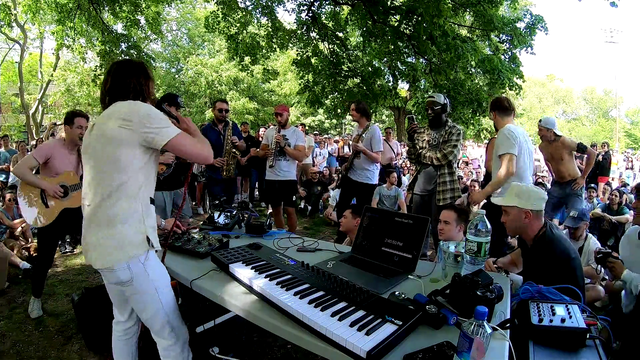 Streamer setting up his loopstation in a public park and this happens...