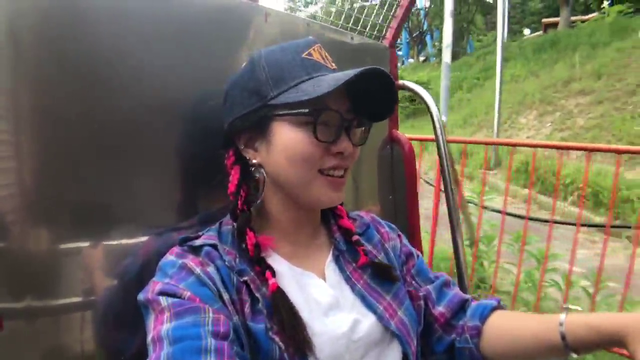 Heosu gets a surprise on scuffed Amusement park ride