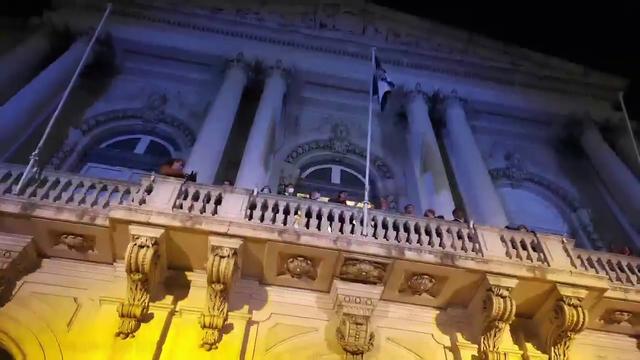 Just the Mayor of Lisbon showing some love and humans returning love & gratitude (Not political pls)