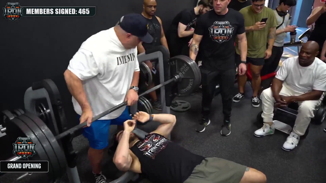 A year after dropping 315lbs on himself, Mizkif redeems his bench in front of Ronnie Coleman.