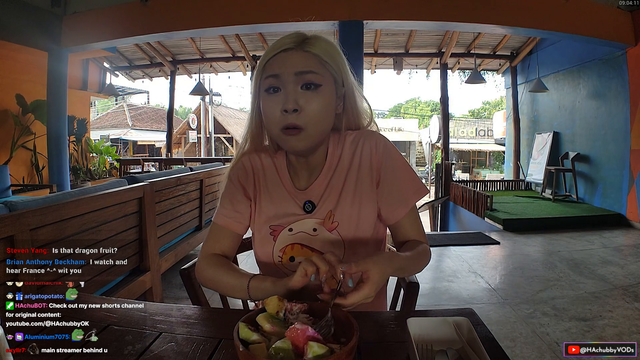 Monkey robs a restaurant