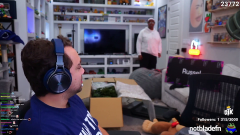 Girls at twitch rivals asking about Mizkif