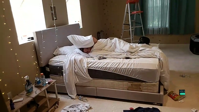 Kbubblez aka FishMoley seen with CRACKPIPE on bedstand, lighter in bed. Pause at 5 seconds.