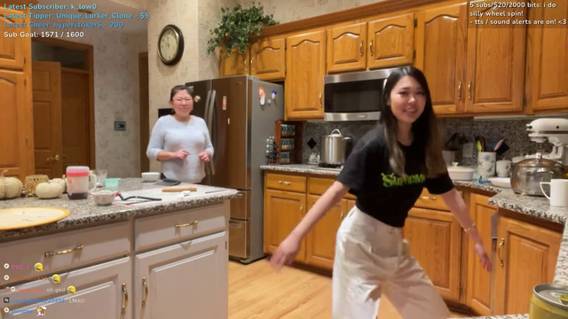 ExtraEmily tries to twerk for her mom