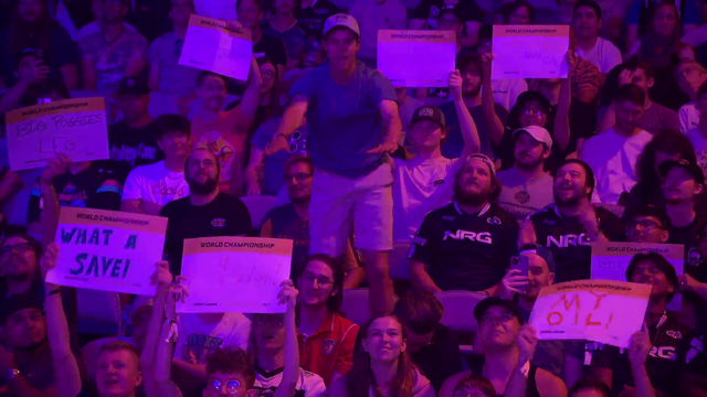 Rocket League crowd during a pause