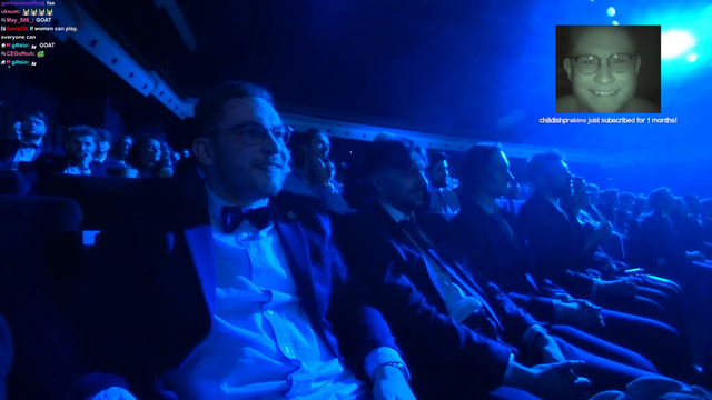 Ohnepixel claps at an award show