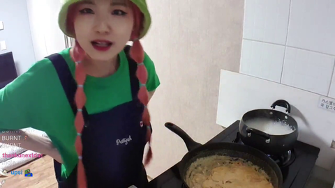 Korean Streamer explains why she Fires her pasta for 20 minutes