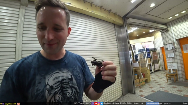 robcdee - rob eating the tarantula