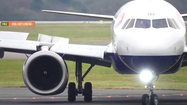 Both pilots of a British Airways Airbus A320neo waving to these planespotting streamers after landing in Manchester Airport
