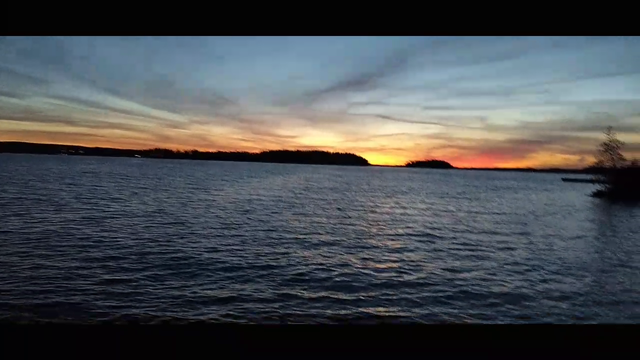 Finnish streamer randomly sings with the relaxing waves & sunset
