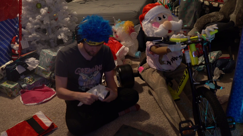 VTubers and Degens team mend their relationship and spend Christmas night together