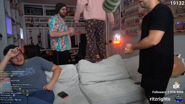 Emiru does a "backflip" for 1000 gifted subs to Mizkif