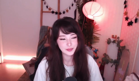Tinakitten Panics After Audio Randomly Starts Playing