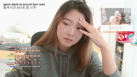 Small streamer having a honest reaction to getting raided by 2500 viewers
