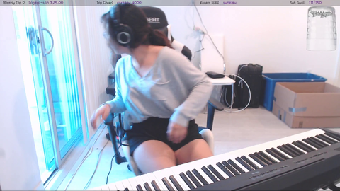 Streamer plays a lovely song