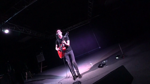 Drake Bell plays the Drake and Josh theme on his first Twitch stream.
