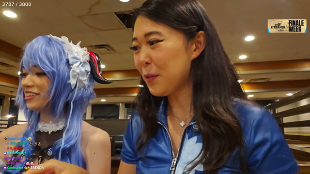 ExtraEmily and Emiru surprise her waitress with a big tip