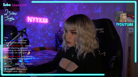 streamer shows where she puts her wallet