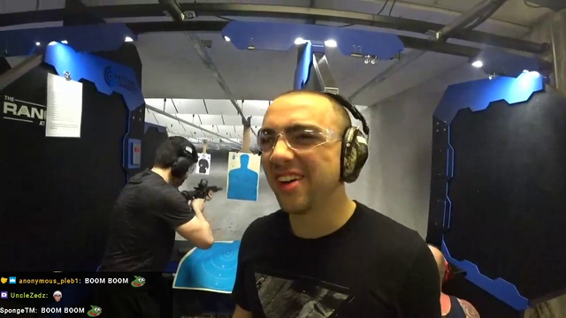 xQc shows Mizkif how to shoot an AR.